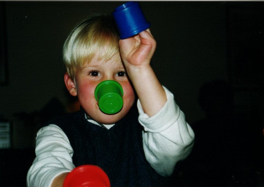 2001.11.11.02.12 jorden closeup beker op zn neus